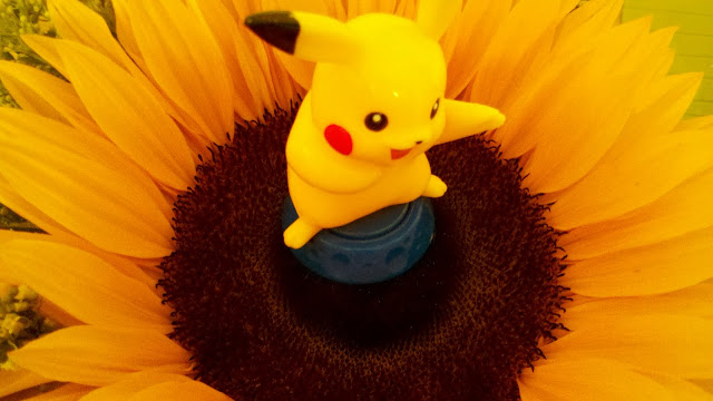 Pikachu auf einer Sonnenblumenblüte